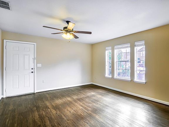 4th image of 701 Balcones Dr APT 44