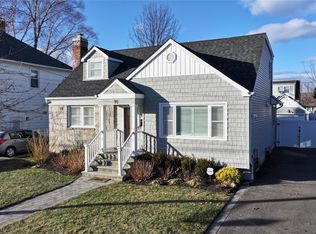 90 Jerome Ave, Mineola, NY 11501