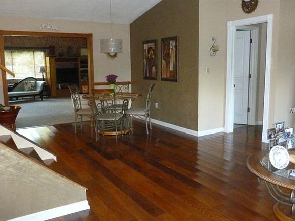 3rd image of 902 Baer Ave
