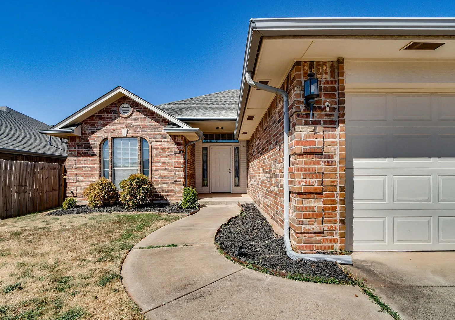 Large 3 Bed 2 Bath Home In Moore Schools With Storm Shelter — Photo 4