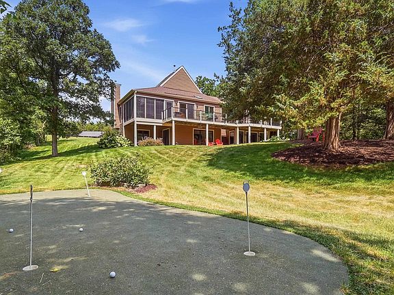 3rd image of 8 Arrowwood Ln