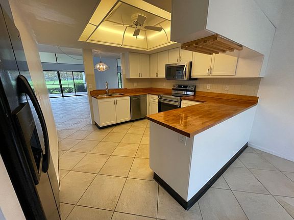 3rd image of 211 Deerwood Cir