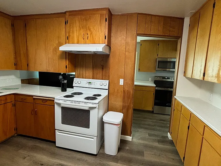 1111 NW 32nd St #6 — Photo 5