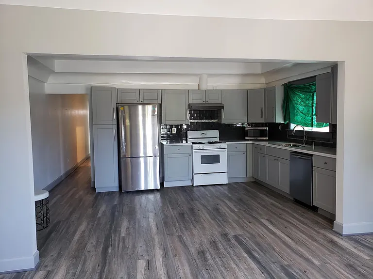 1740 S Mansfield Ave — Photo 7