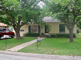 1112 Whaley Dr, Gainesville, TX 76240