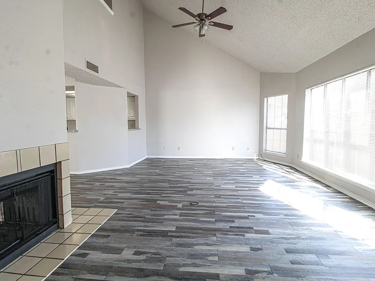 3815 Bremen Ave — Photo 3