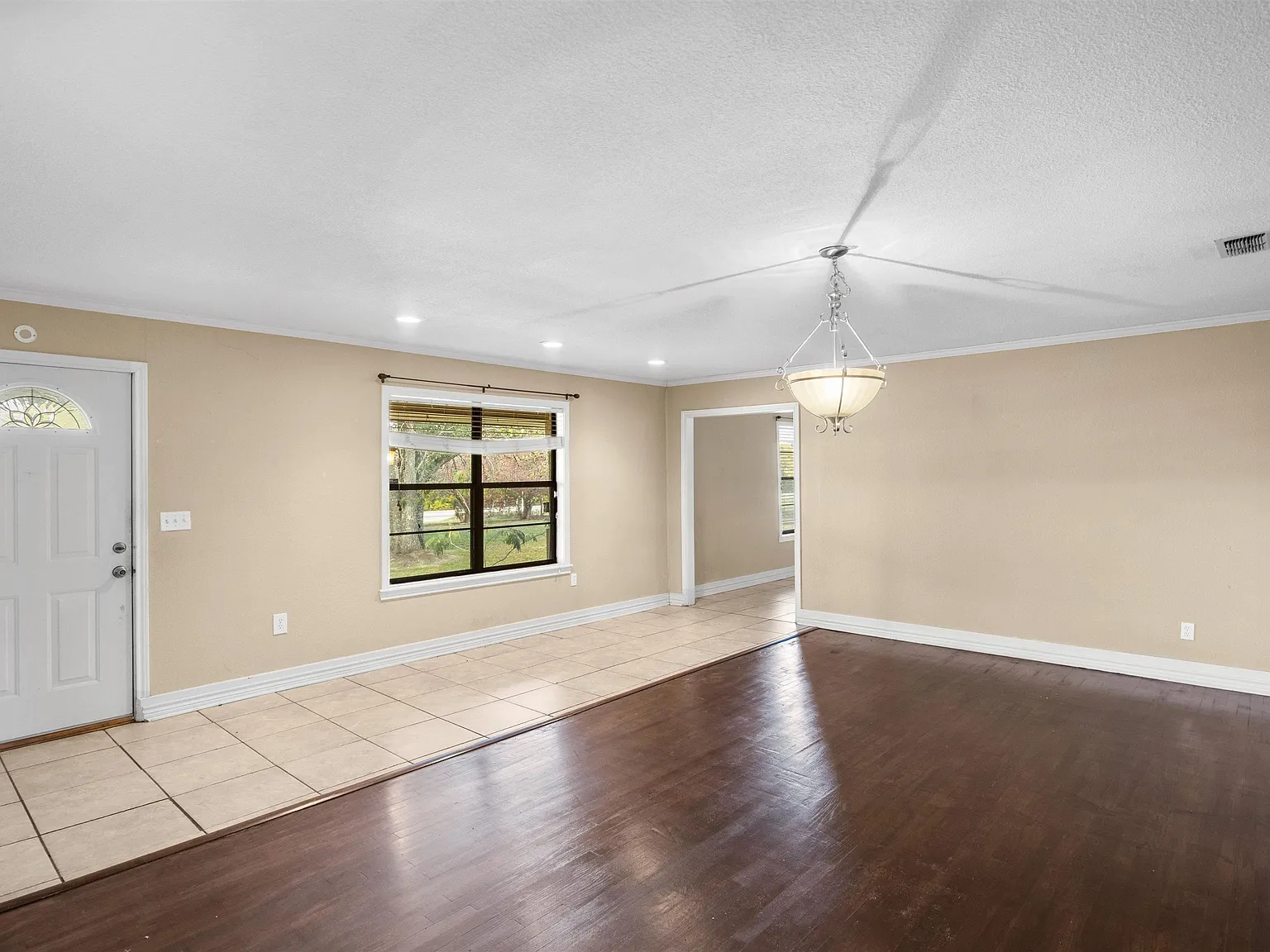 4 bed, 2.0 bath, 2452 sqft, $1,550 — Photo 3