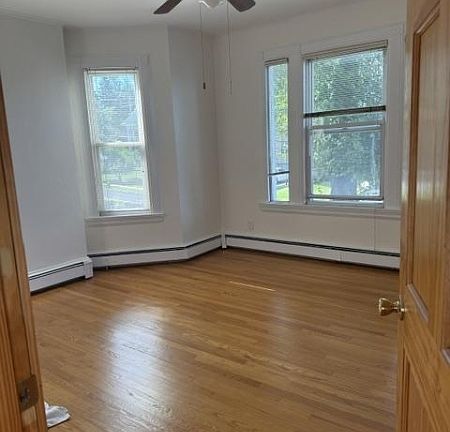 3rd image of 941 Edgewater Ave