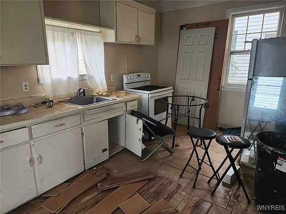 2nd image of 1551 Willow Ave