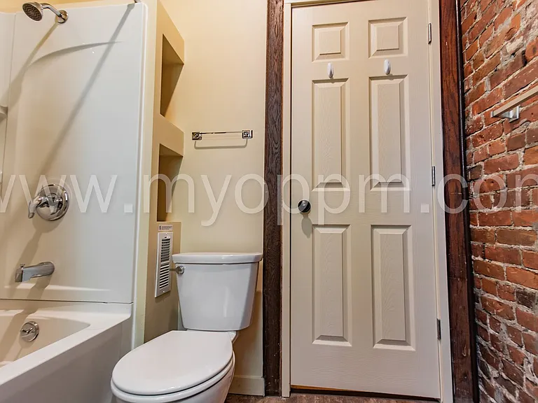 1146 S 32nd St — Photo 17