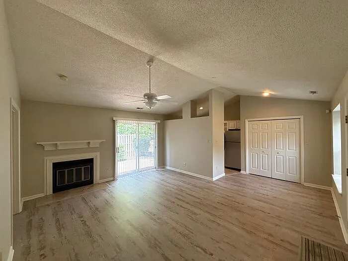 2 bed, 1.0 bath, 864 sqft, $1,600 — Photo 2