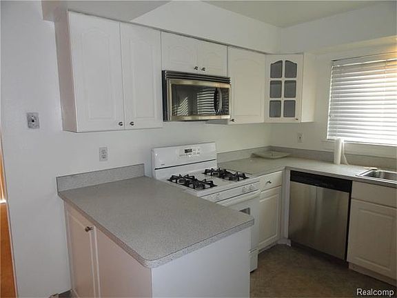 4th image of 16059 E Bedford St
