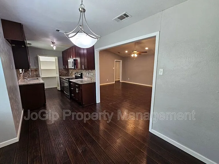 216 Wesley Dr — Photo 17