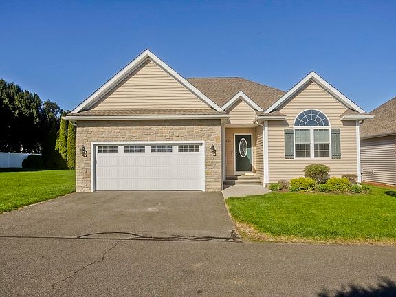 2nd image of 140 Stonybrook Way #140
