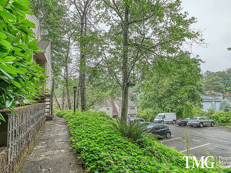 Montclair Apartments — Photo 15