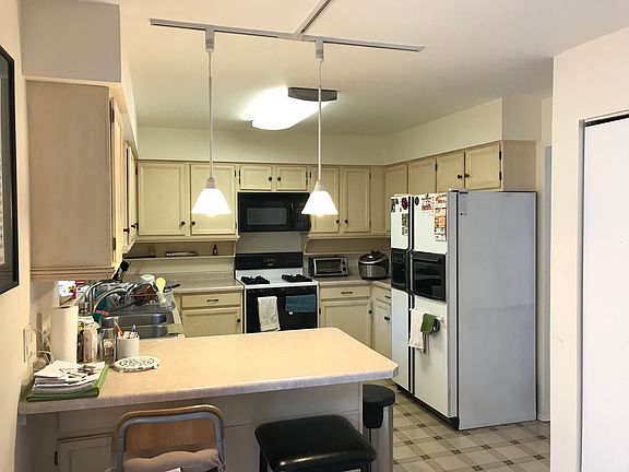 3rd image of 102 Ironwood Ct