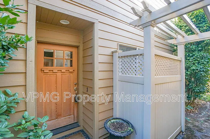 3 bed, 2.0 bath, 1882 sqft, $2,395 — Photo 3