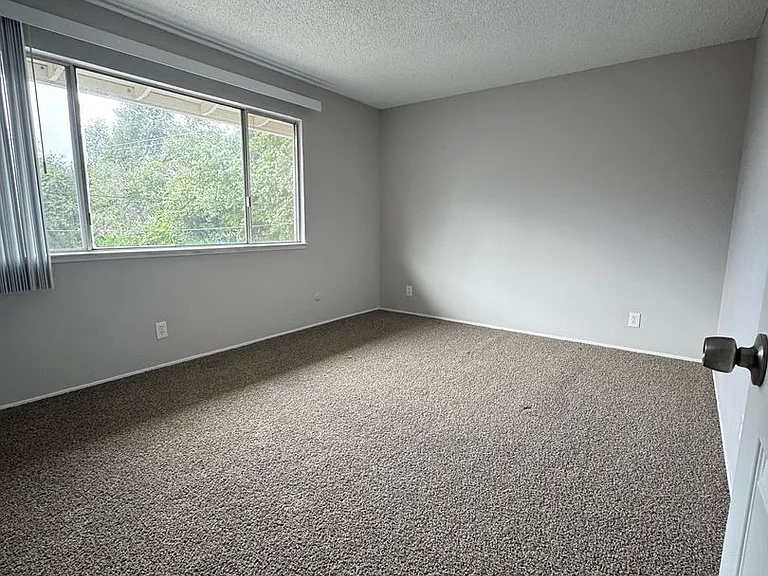 3260-3276 3306 Alexander Dr — Photo 11