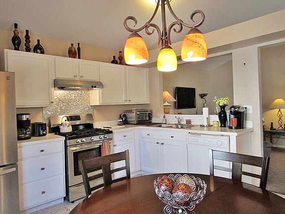 5th image of 401 E Victoria Cir