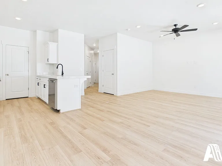 447 E 650 N — Photo 29