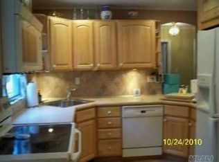90 Lloyd Ct, East Meadow, NY 11554