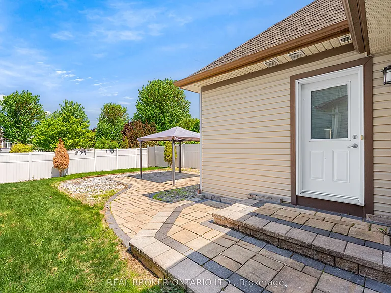 43 Claridge Dr — Photo 31