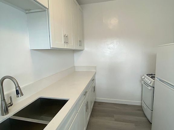 5th image of 1059 E 1st St APT 204