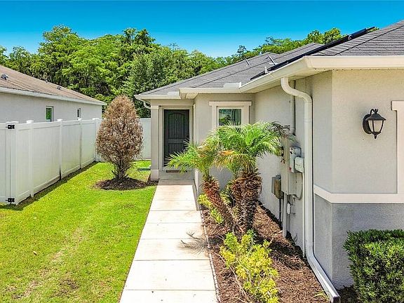 3rd image of 3040 Lakes Crest Ave
