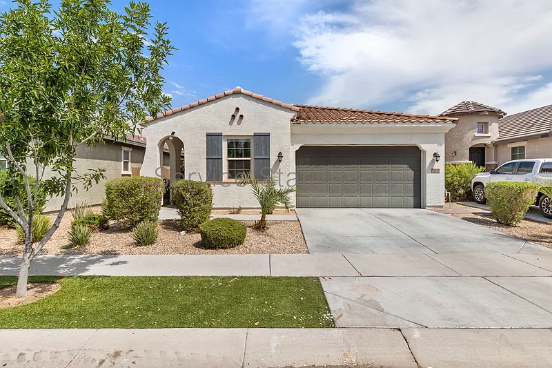 2818 E Hidalgo Ave