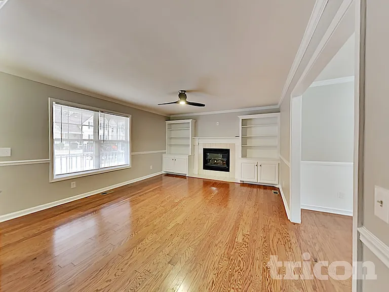229 Montclaire Cir — Photo 2