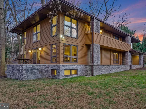 2431 N Edgewood St, Arlington, VA 22207