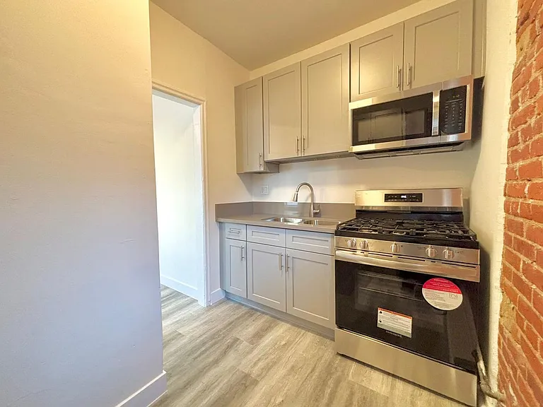 147 S Normandie Ave — Photo 4