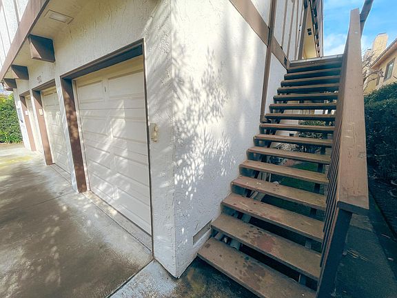 2nd image of 552 Everett Ave APT 3