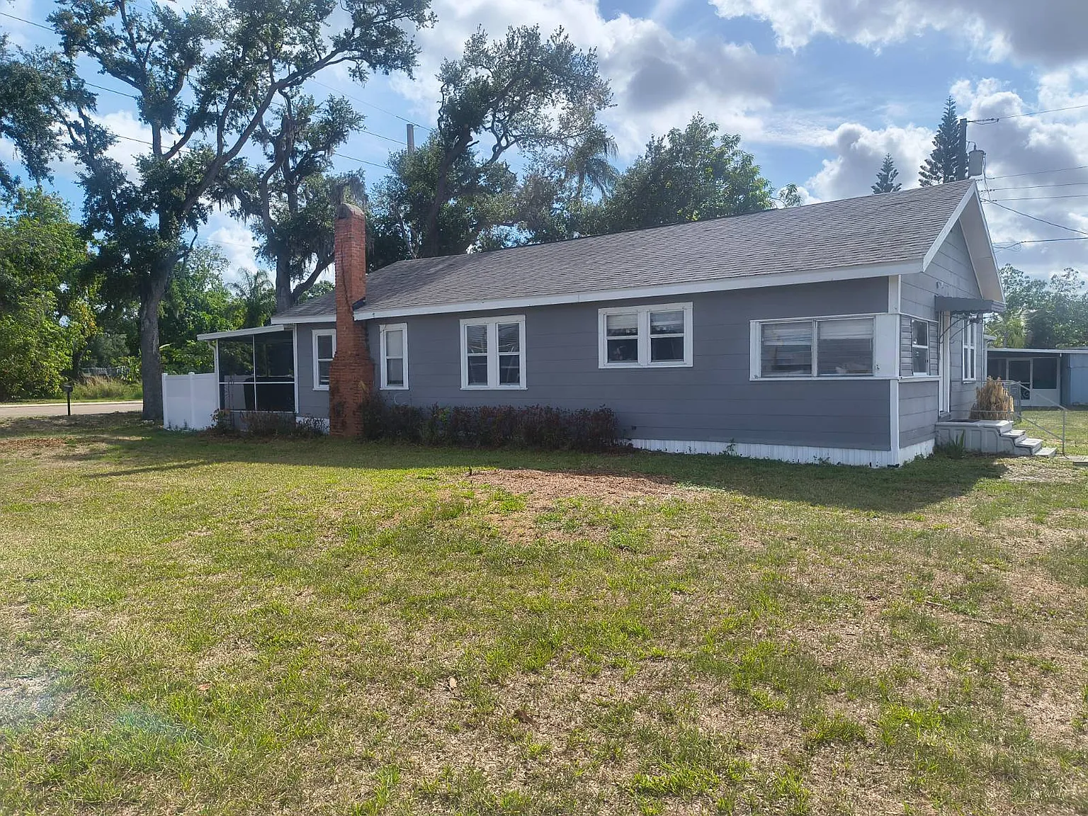 3 bed, 1.0 bath, 2200 sqft, $1,800 — Photo 2