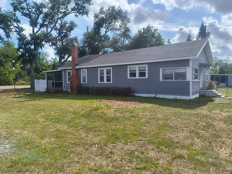 904 44th Ave E — Photo 1