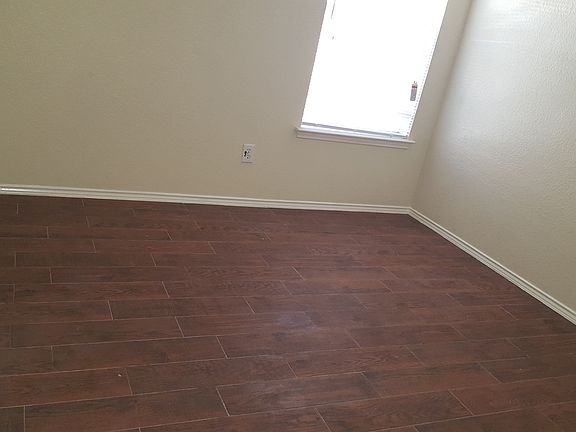 3rd image of 904 Waterview Dr