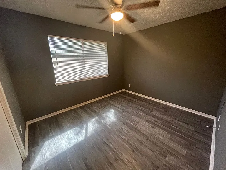1102 S Harley Dr — Photo 9