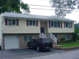 19 Blythe Rd, Ronkonkoma, NY 11779