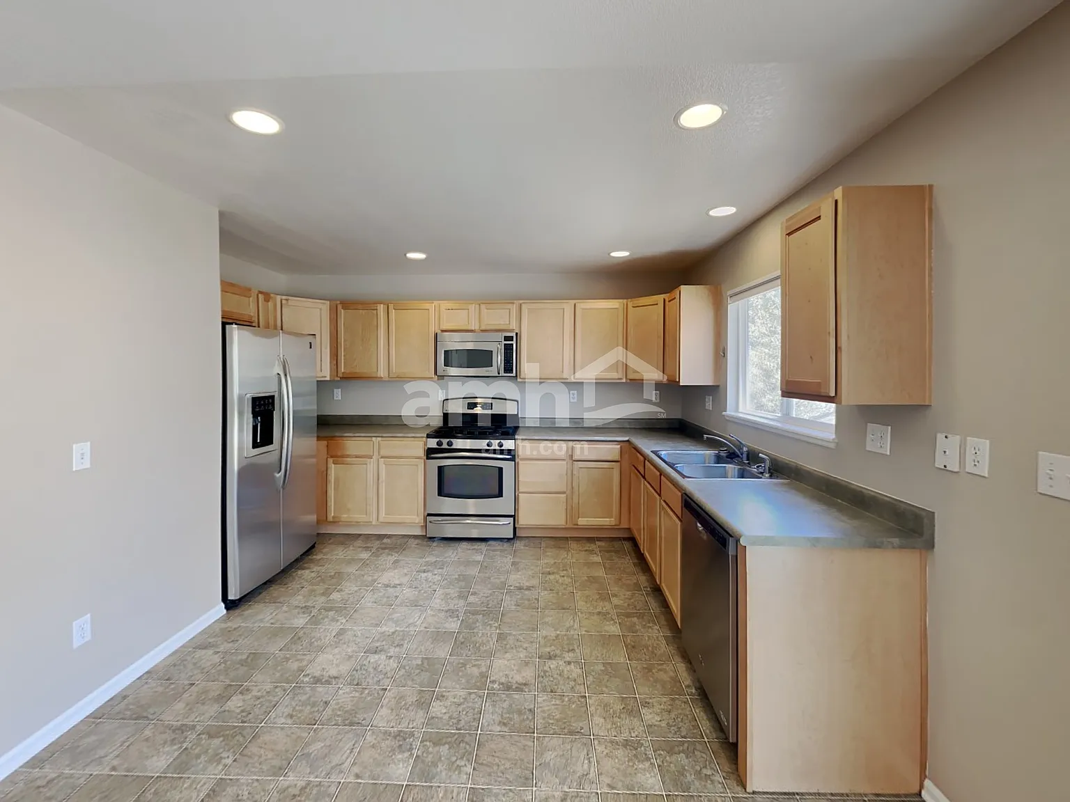 3 bed, 2.5 bath, 1527 sqft, $2,560 — Photo 3