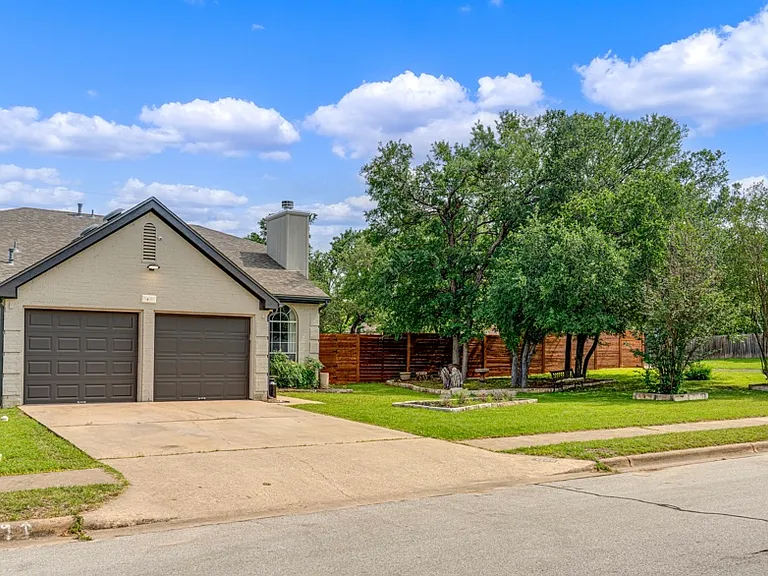 1409 Lantern Light Dr — Photo 2