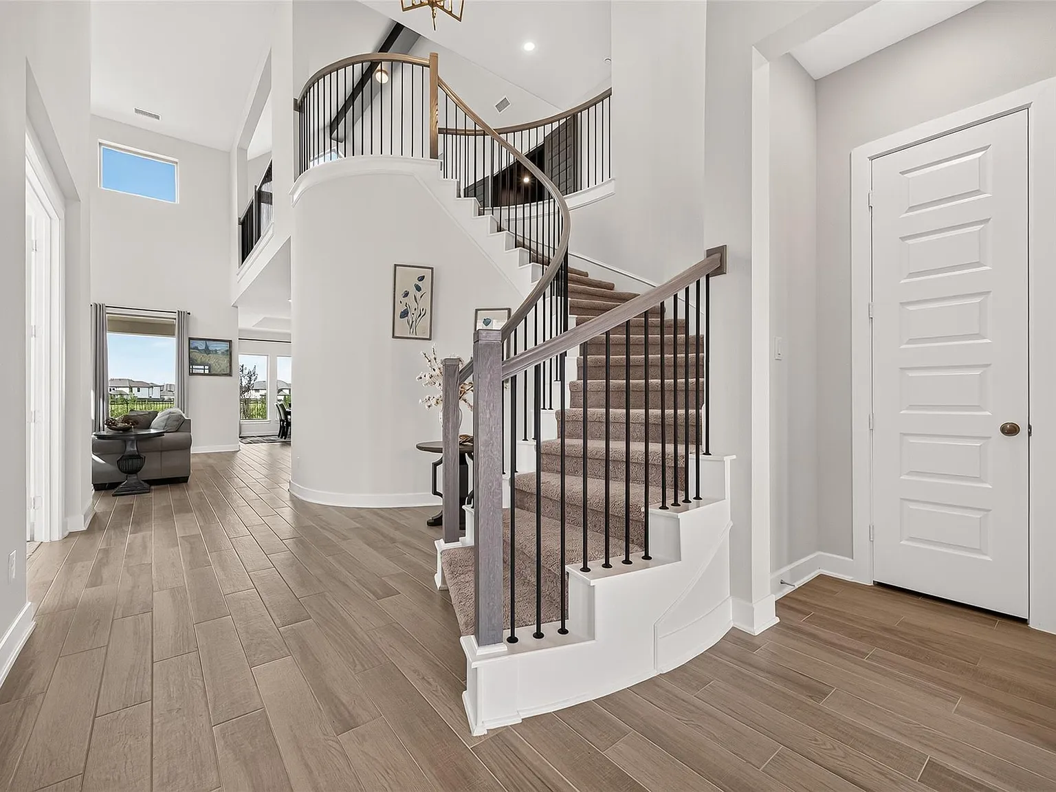 5 bed, 4.5 bath, 3700 sqft, $5,000 — Photo 3