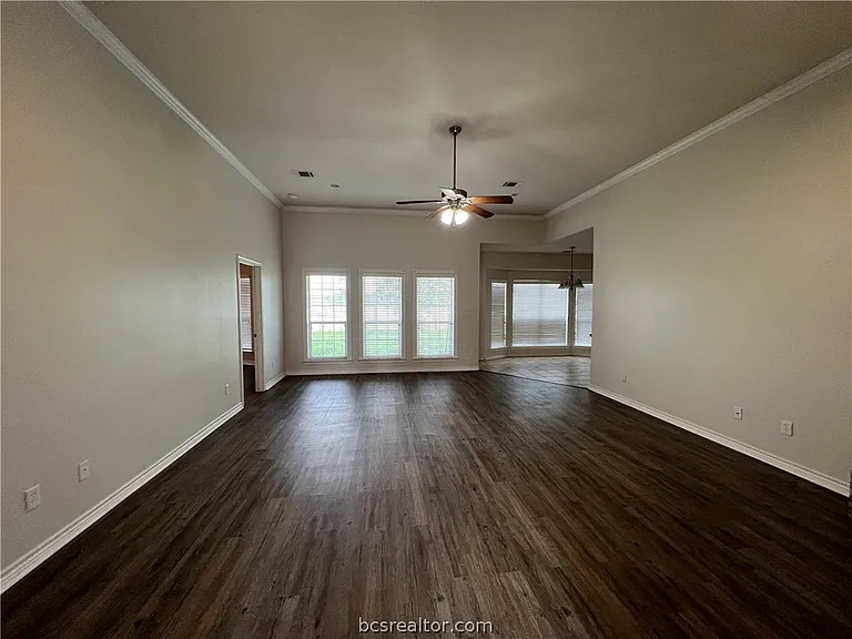 911 Scoffield Dr — Photo 2