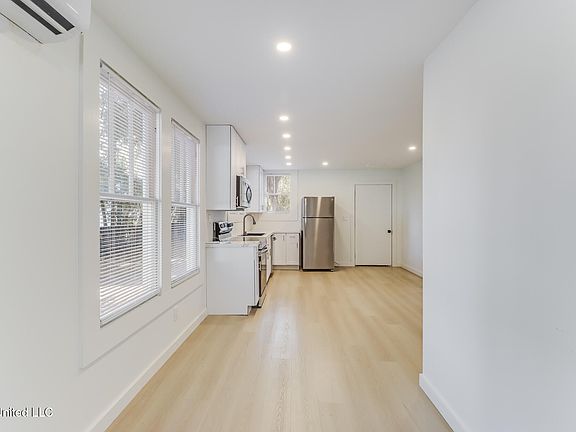 5th image of 270 McDonnell Ave