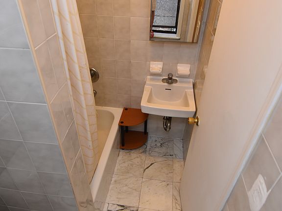 5th image of 123 Ludlow St APT 19