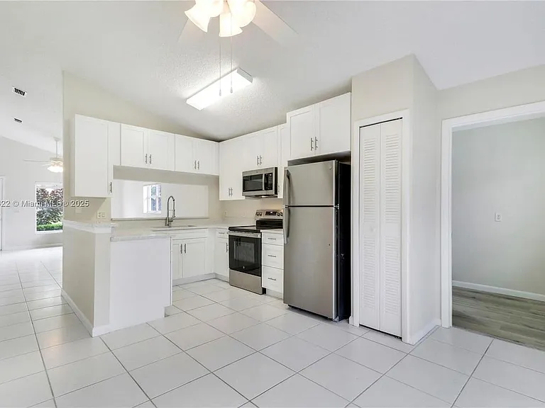 653 NW San Remo Cir — Photo 4