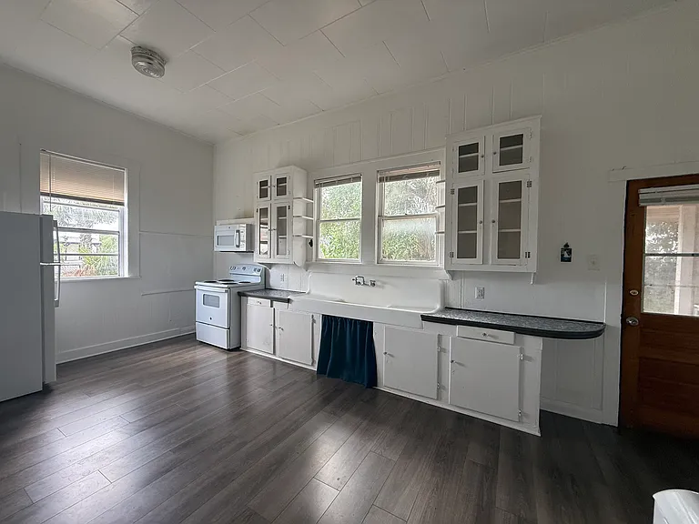 2220 E 10th Ave — Photo 3