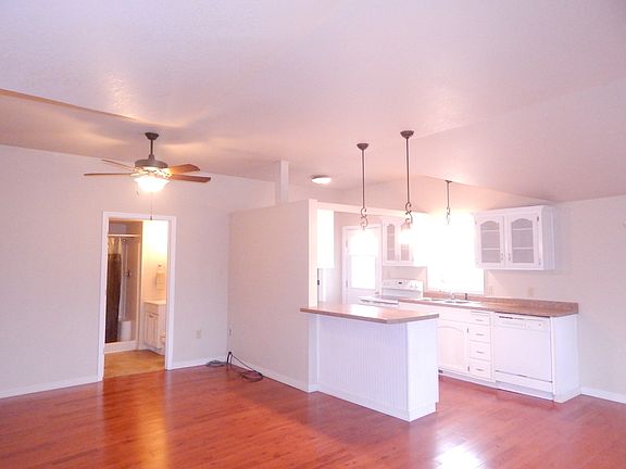 LIVING/KITCHEN