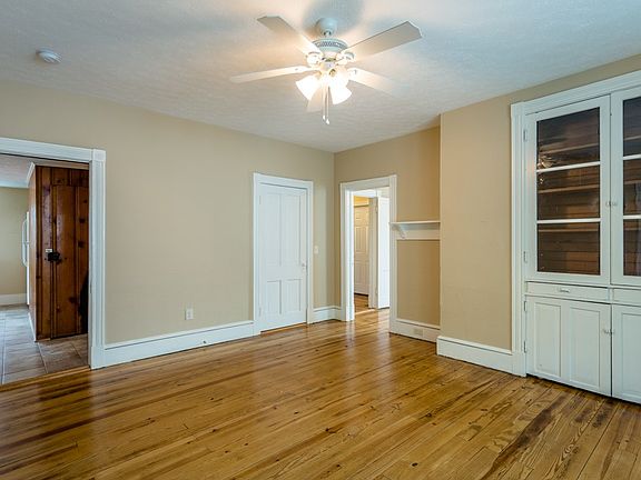 5th image of 558 E Market St