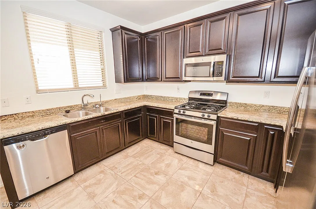 4 bed, 4.0 bath, 1455 sqft, $1,825 — Photo 3