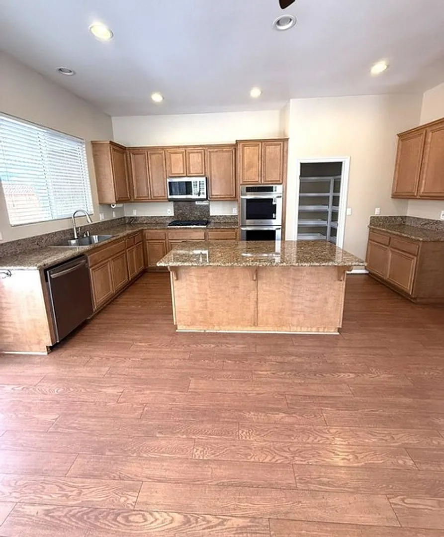 Gorgeous turn key 3 bedroom house — Photo 4